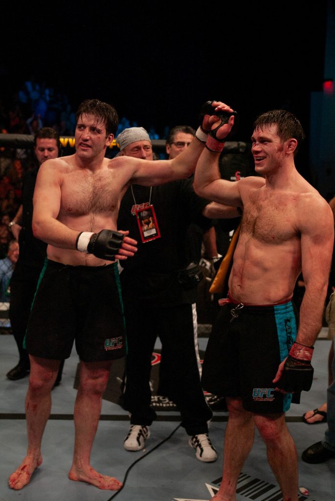 Forrest Griffin gana The Ultimate Fighter 1 y Stephan Bonnar le levanta la mano en señal de respeto